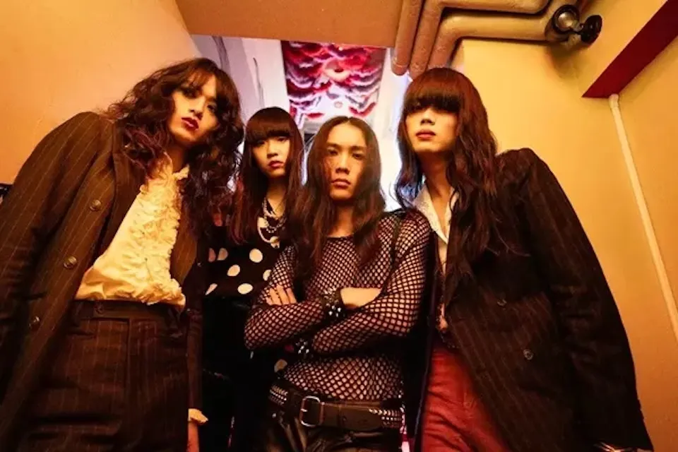 日本のロックンロールシーンに新たな衝撃を与える若きバンド、それが暴動クラブ(Voodoo Club